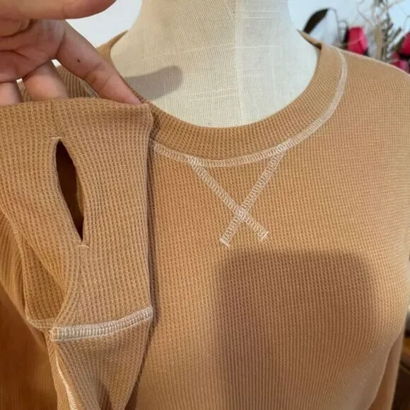 The North Face | Women's Sunpeak Waffle Knit Top w/Thumbholes - Almond Butter, M - Picture 5 of 13